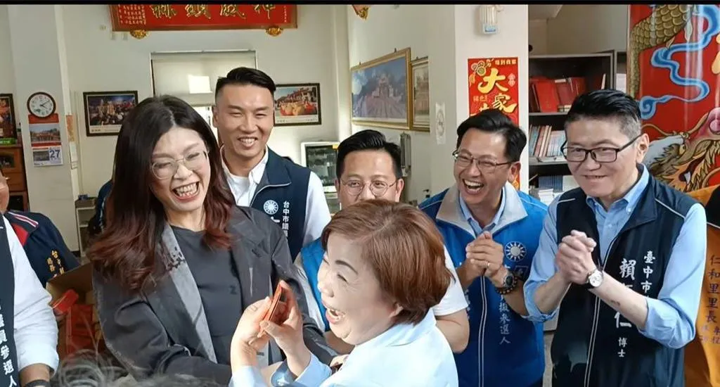 楊瓊瓔開心拿到小紅包,立刻跟鄭麗文喊「新年快樂」。(報系資料照)