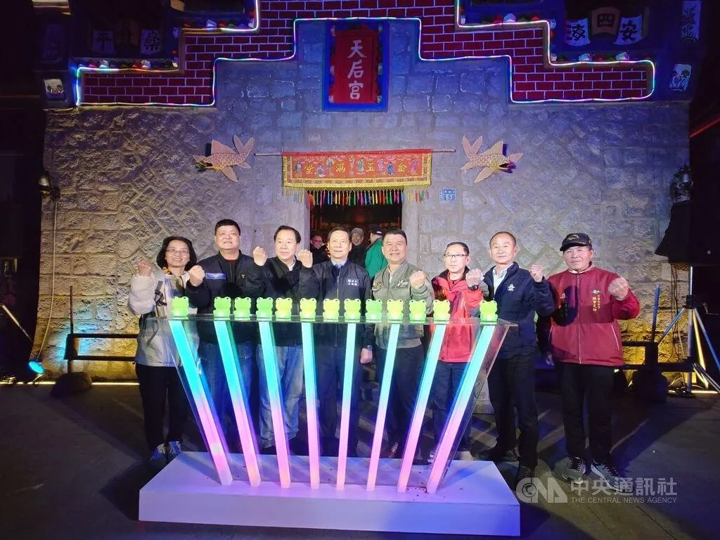支援連江縣北竿衛生所診療的張姓醫師27日於社群媒體發文指出，北竿鄉長吳金平（右2）與妻子看診卻不願聽從醫囑，還找衛生局長陳美金致電醫師溝通。吳金平晚間為此發文致歉。（圖／中央社）