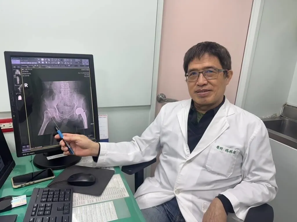 楊琳敏提醒，股骨頸骨折可能因神經牽涉痛覺，讓病患感覺疼痛集中在膝關節，導致真正傷勢被忽略，應進一步檢查髖部，以免延誤後續治療。(圖/平等澄清醫院)