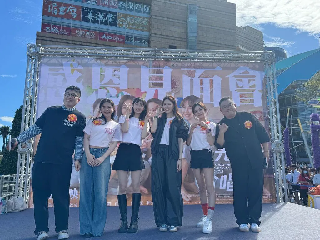 電影《陽光女子合唱團》票房達新台幣7億元,創國片影史票房紀錄。編劇呂安弦(左起)、演員羅晨恩、何曼希、安心亞、陳意涵、導演林孝謙等人日前在高雄舉辦感恩回饋特別見面會。(圖/壹壹喜喜提供)