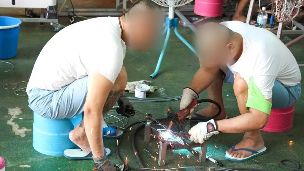北監花燈班一步步完成花燈作品。(圖/台北監獄提供)