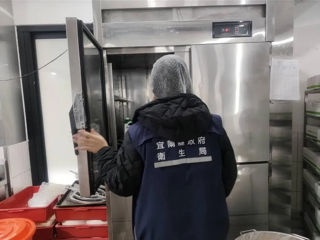 民眾在社群媒體發文，指出日前網購奕順軒餅類產品時，食用過程中發現餅內夾有一塊類似透明塑膠膜的異物，衛生局今天前往稽查。（圖／宜蘭縣政府提供）