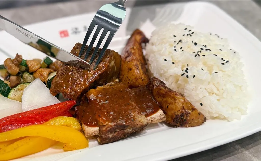 雙品牌以「一麵一飯」的形式，依各自品牌定位切入不同消費情境。（圖／八方集團提供）