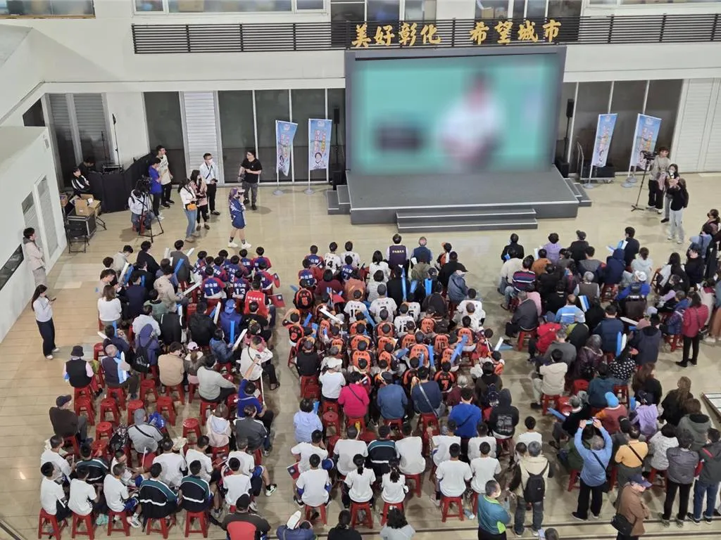 彰化民眾聚集縣府大廳觀看賽事。(圖/中時新聞網)