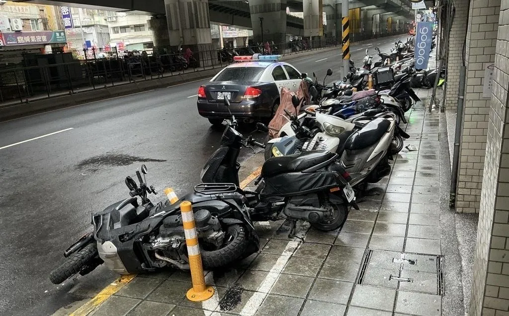 老翁騎機車暴衝撞翻路邊8台機車。（圖／翻攝畫面）