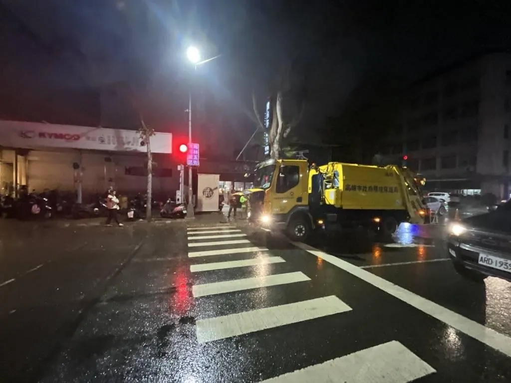 高雄市楠梓區日前晚間發生一起清潔車與行人交通事故。（圖／中天新聞）