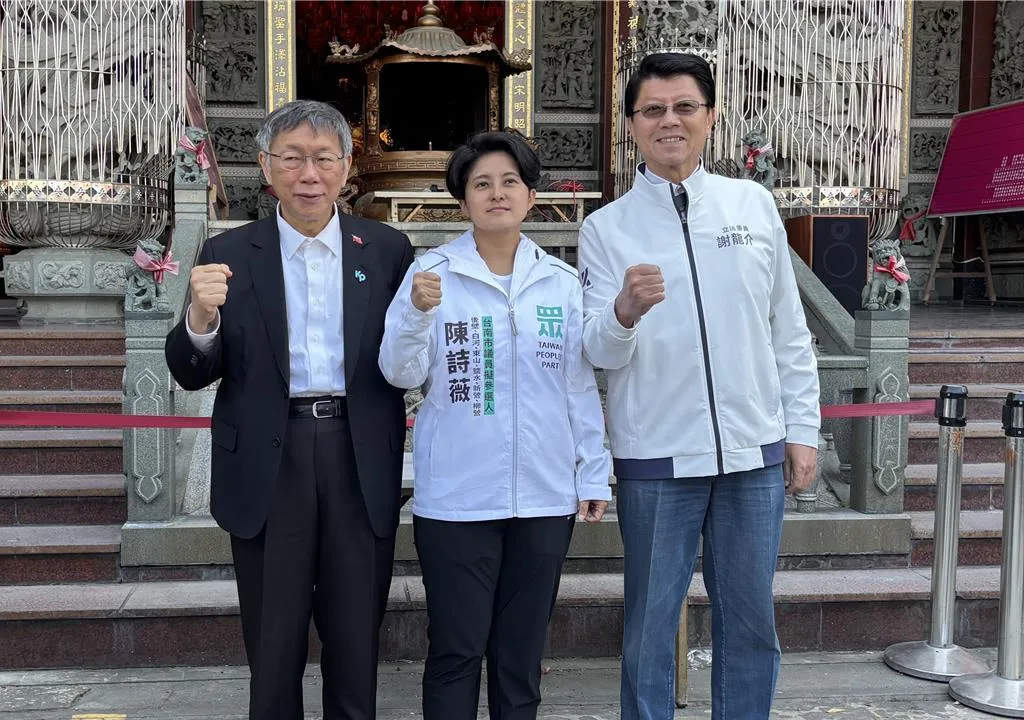 國民黨台南市長參選人謝龍介(右)7日在新營與民眾黨前主席柯文哲(左)會面,並鬆口藍白共推陳詩薇(中),為民眾黨在第1選區爭取席次。(圖/中時/讀者提供)
