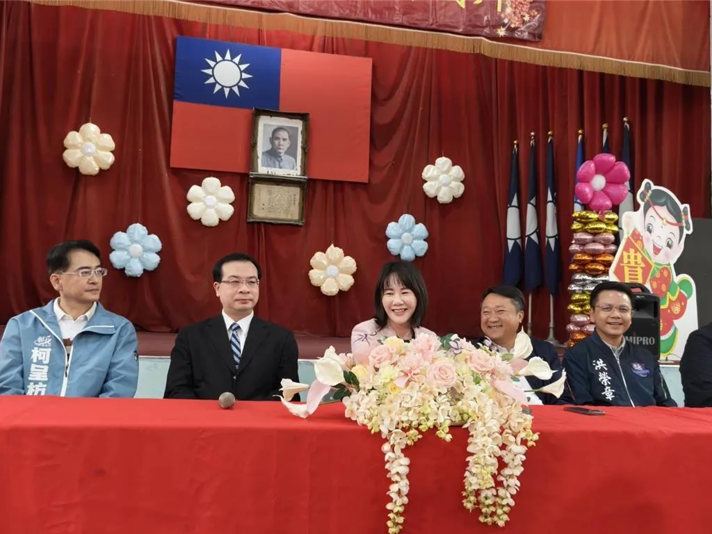 柯呈枋（左一）、謝衣鳯（左三）、洪榮章（右一）在國民黨彰化縣黨部新春團拜中同框。（報系資料照）