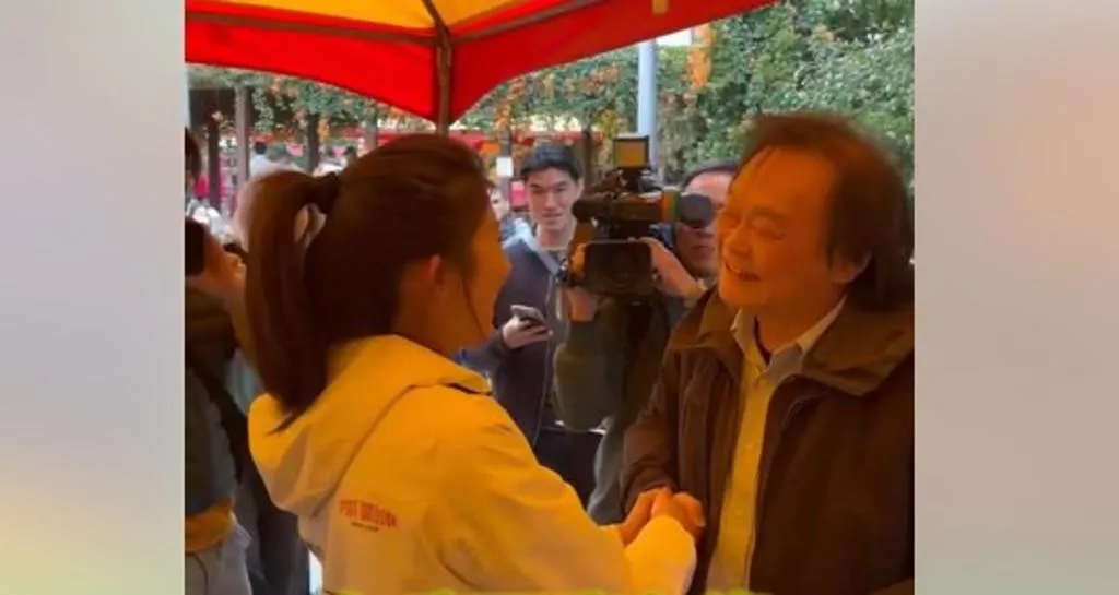 王世堅掃街遇到李明璇。（翻攝自中時新聞網臉書影片）
