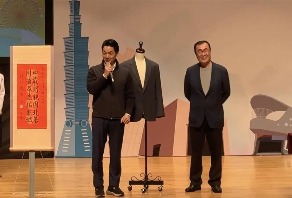 市長蔣萬安送給李四川3件禮物。（圖／台北市府提供）