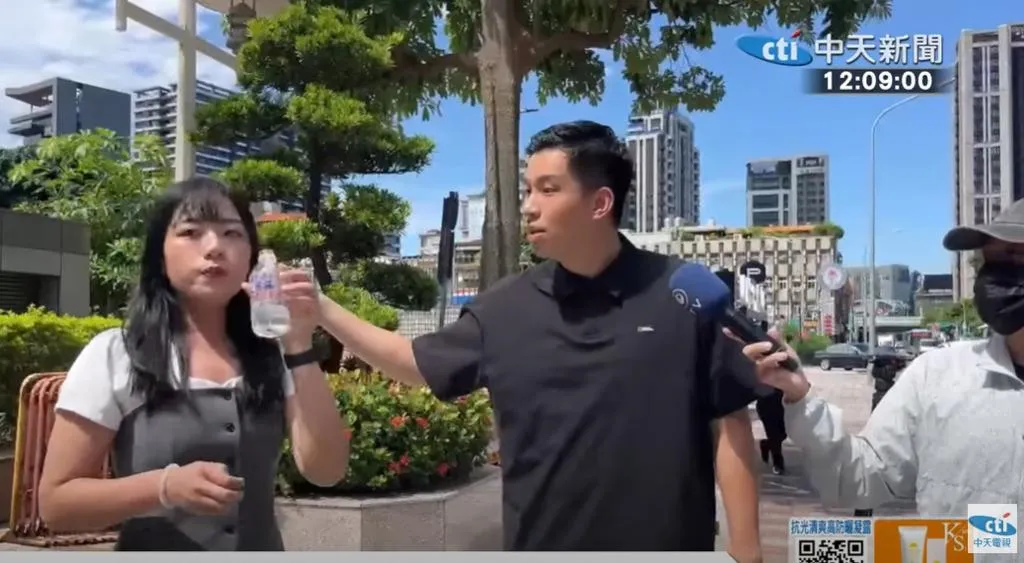 陳聖文去年8月帶著在蘭嶼低放射性核廢料貯存場放置一夜的瓶裝水踢館，楊智伃(左)一口乾。（圖/中天新聞）