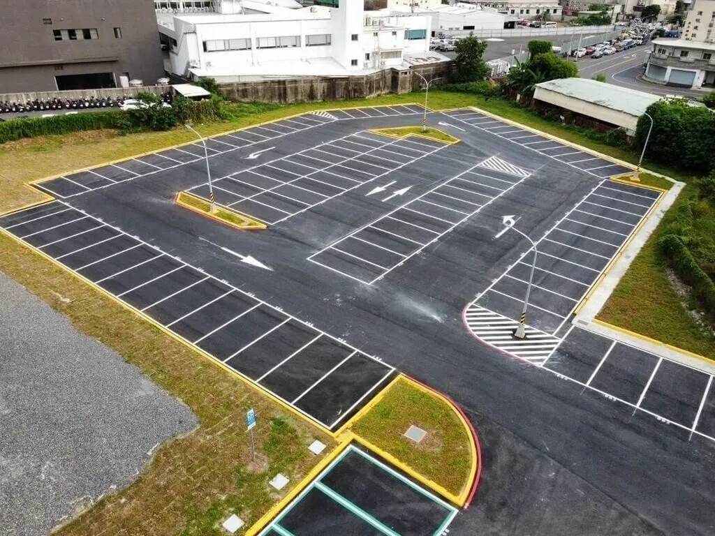 高雄市交通局近期完成「左營文守停車場」及「仁武高中停車場」建置，2處停車場已正式啟用，合計提供302格小型車停車位。（高雄市交通局提供）