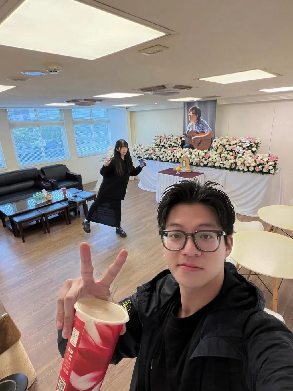 袁惟仁的兒女袁義與袁融一同在父親的靈堂前合照。(圖/翻攝袁融IG)