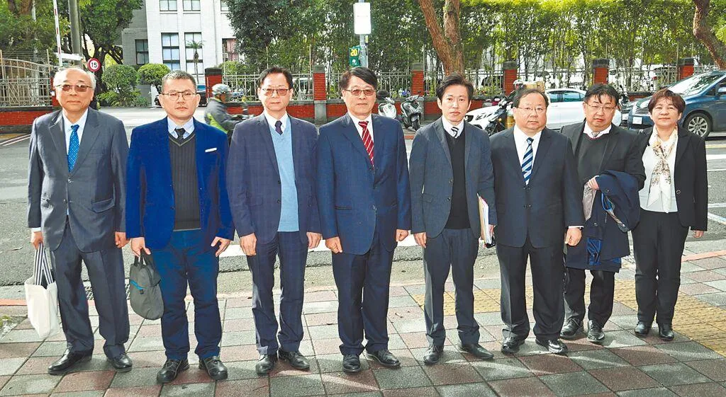 行政院祕書長張惇涵(右四)日前率中選會主委被提名人游盈隆(右五)等人前往立法院拜會。(圖/資料照)