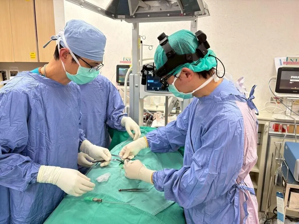 心臟血管外科主任黃振銘（右）日前為體重僅1100克早產女嬰進行「留存肺動脈導管結紮手術」，僅3.5公分手術視野，在細如髮絲血管中穿梭，順利完成手術。（圖／門諾醫院提供）