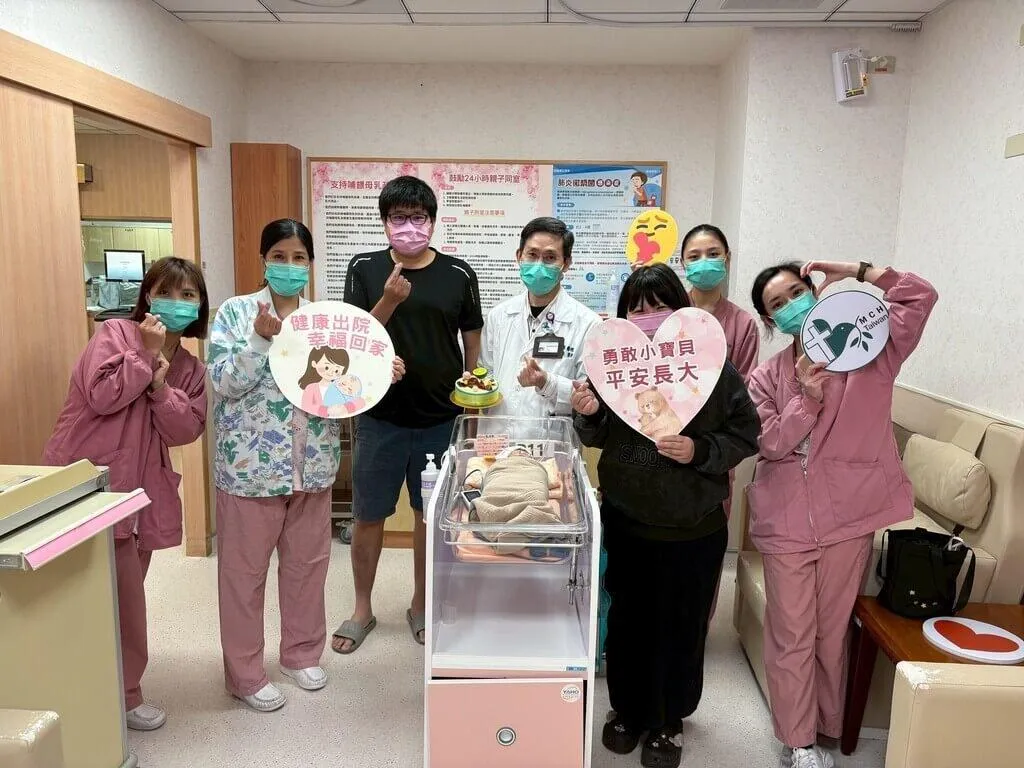 體重僅1100克早產女嬰進行「留存肺動脈導管結紮手術」，與時間及風險搏鬥，手術順利成功，寶寶在新生兒加護病房住了2個多月，終於康復出院。（門諾醫院提供）