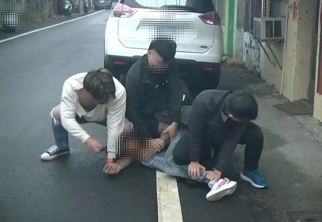 警方於115年3月5日見時機成熟，同步在枋寮鄉及春日鄉等地展開搜索與拘提行動，成功將徐姓主嫌等5名犯嫌一舉拘提到案。（圖／警方提供）