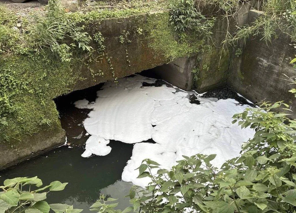 基隆市源遠路102巷大排及碇內大排抽水站12日再現大量泡沫。（圖／基隆市政府提供）