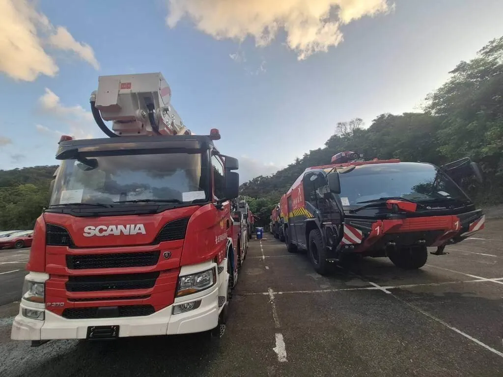 經環保局追查，發現是乾雄公司為消防車輛填充消防泡沫原液時，瓶身破損流出50公升原液，後以水柱清洗流入大排所致。（圖／基隆市政府提供）