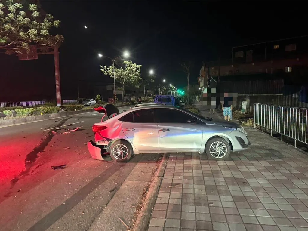 21歲吳姓男子駕駛自小客車行經和發路時,不明原因失控撞上路邊停放的2輛自小客車。(圖/翻攝畫面)