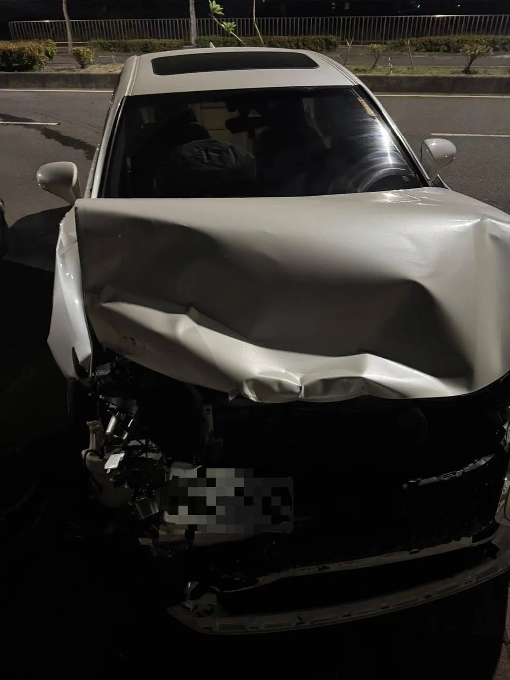 吳男駕駛的車輛車頭嚴重毀損。(圖/翻攝畫面)