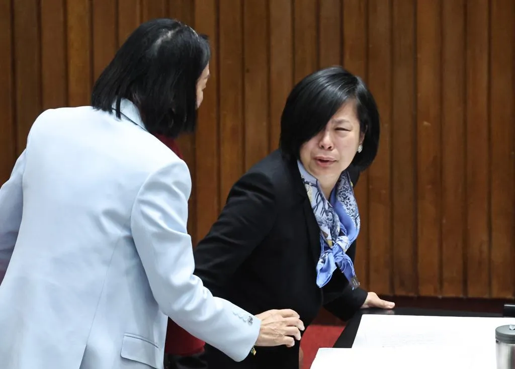民眾黨立委李貞秀（右）今（13日）首次在立法院國是論壇中上台，發言結束後情緒顯得激動，同黨立委蔡春綢（左）上前給予安慰。（中時姚志平攝）