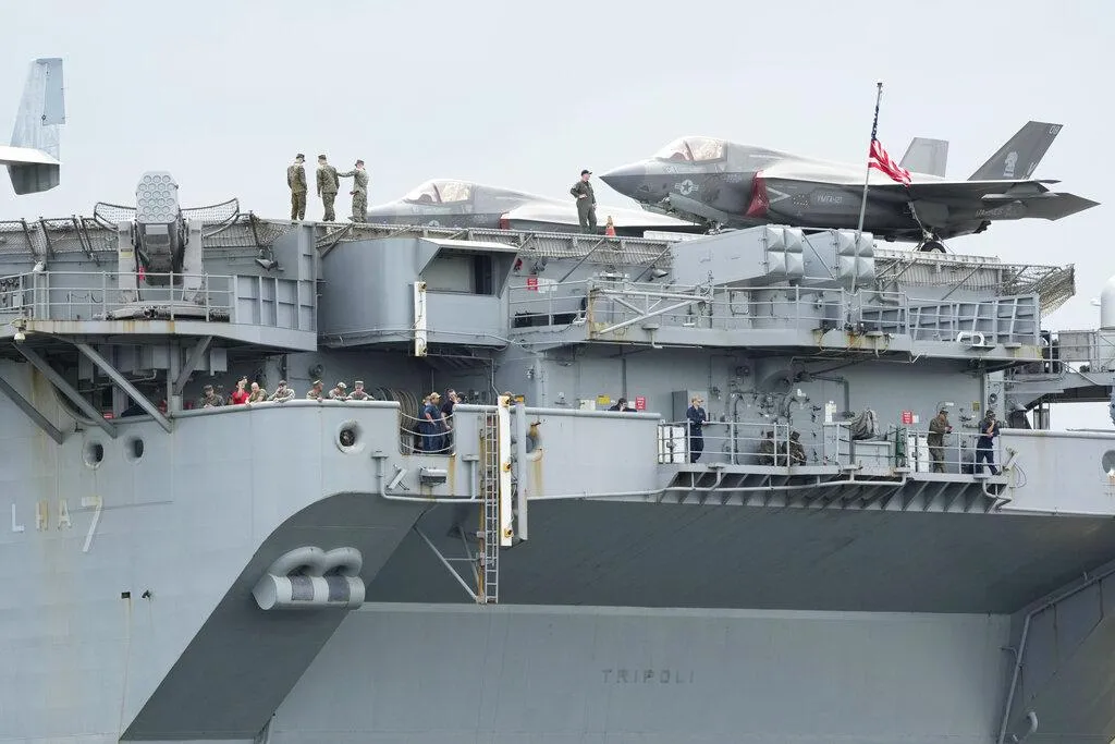美國海軍USS的黎波里號（LHA-7）兩棲攻擊艦停靠在菲律賓馬尼拉。（資料照／美聯社）