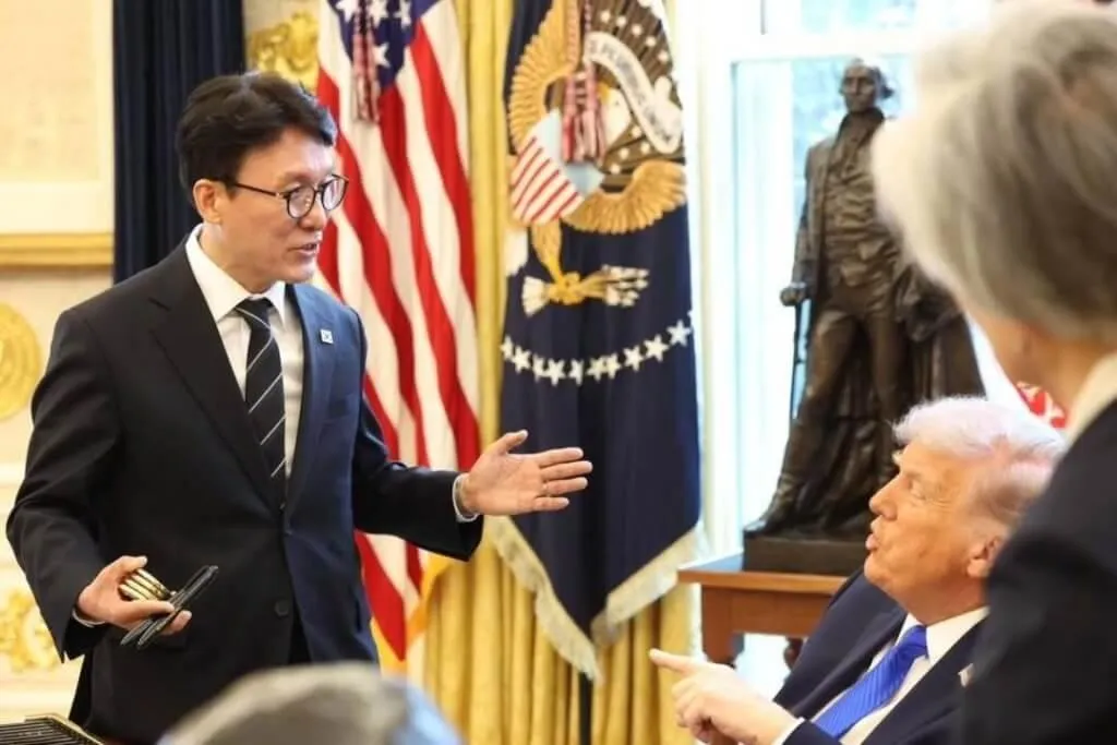 南韓國務總理金民錫（左）14日在白宮與美國總統川普會談。（圖取自x.com/ms2030）