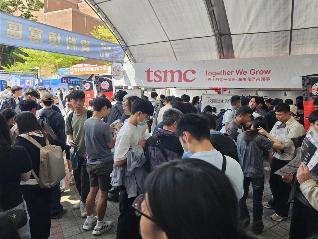 2026年高屏就業博覽會於今(14)日在國立中山大學行政大樓前廣場盛大展開,現場共有113家指標企業參展,釋出近萬個職缺。(圖/中山大學提供)