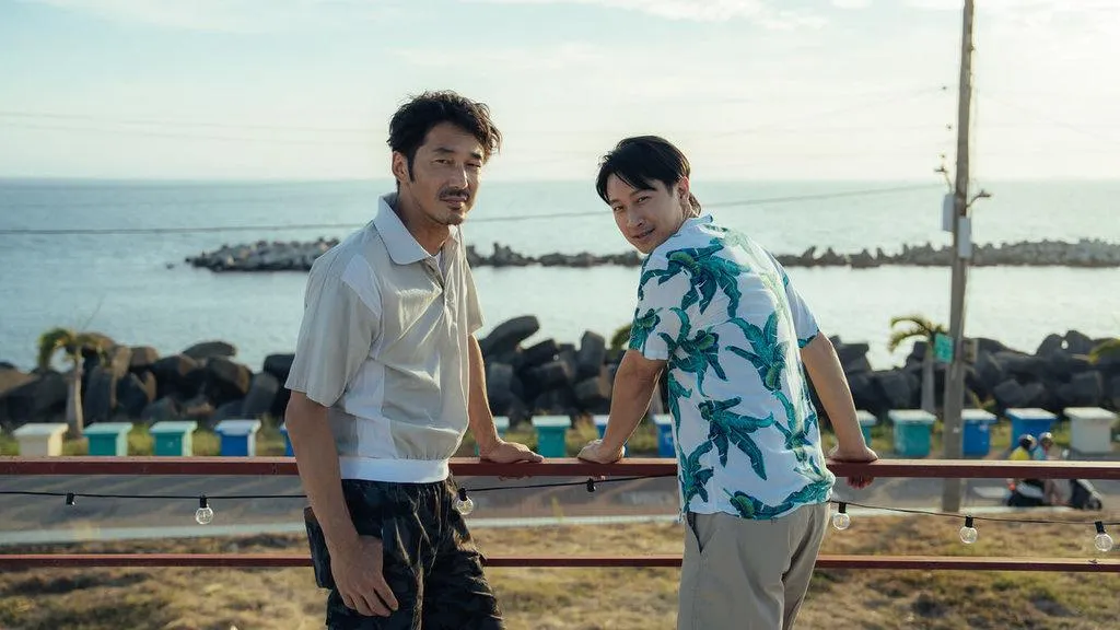 演員李李仁（左）和邱凱偉（Darren）拍攝BL影集《向流星許願的我們》建立好交情，李李仁表示，2人在拍攝期間彼此照應、互相關心，彷彿發展出一段另類的「大叔BL」情誼。（圖／有意思國際傳媒、犢影制作提供）