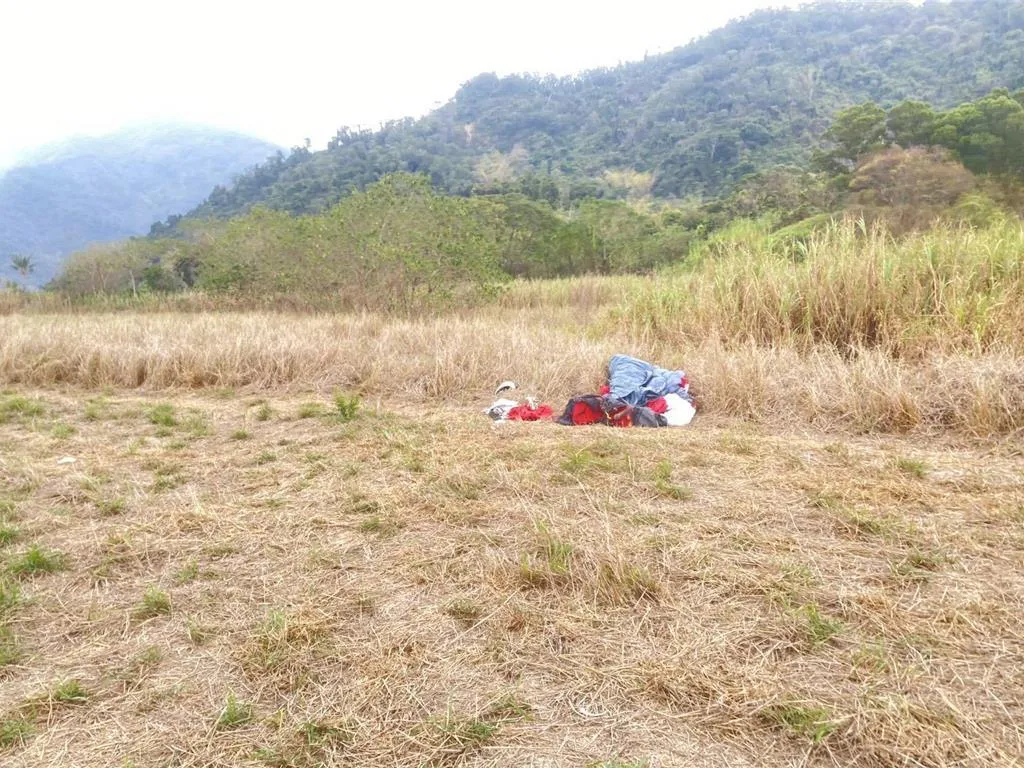 屏東三地門鄉賽嘉飛行場於14日下午2時許發生致命墜落事故，一名52歲戴姓男子操作滑翔傘時，從約10公尺高空墜落地面，經緊急送醫搶救後仍宣告不治。（圖／翻攝畫面）