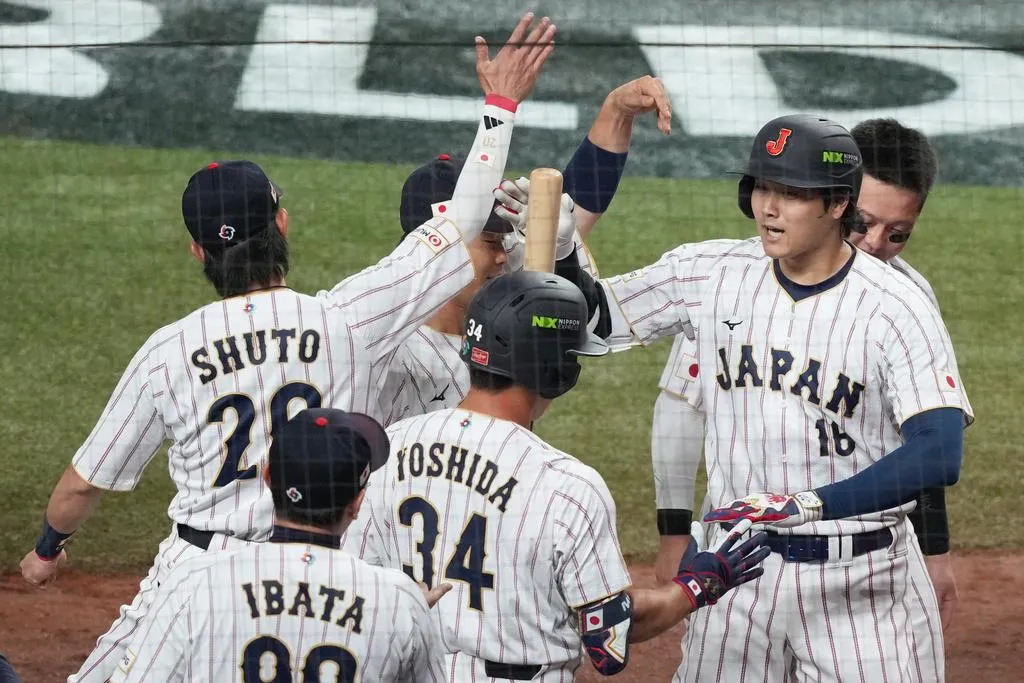 大谷翔平開心與隊友擊掌。(圖/美聯社)