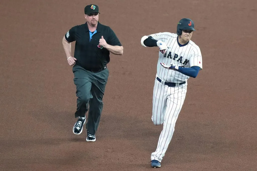 大谷翔平比抹茶手勢霸氣回壘。(圖/美聯社)