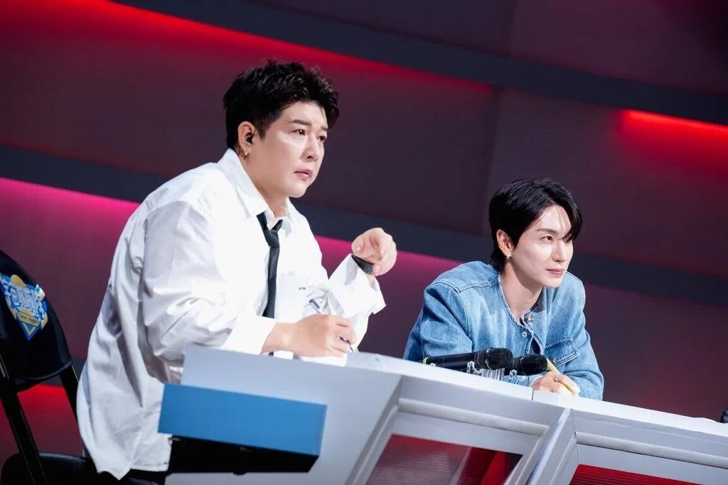 韓團Super Junior成員神童（左）、利特（右）來台擔任選秀節目《宇宙啦啦隊》評審，看到女孩們挑戰Super Junior經典舞蹈，神童一度感動泛淚。（圖／緯來電視網提供）