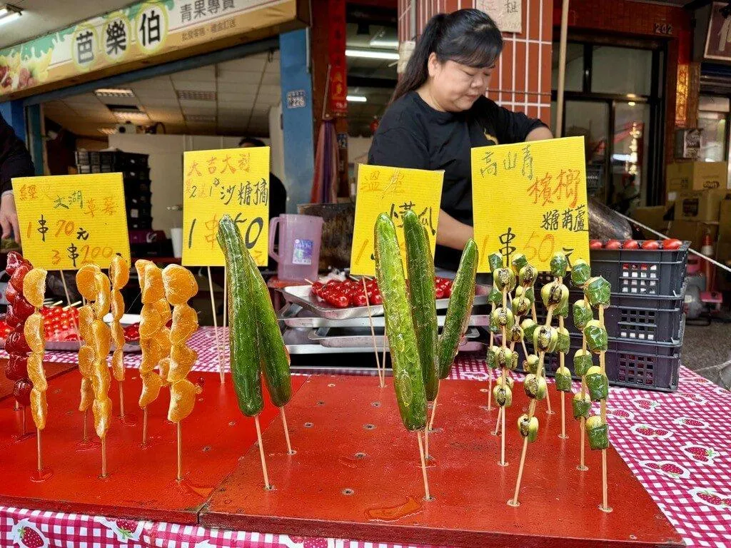 台中市向上市場設有糖葫蘆攤位，近期逛街民眾發現，竟有檳榔糖葫蘆新奇口味，有趣吸睛。（圖／民眾提供）