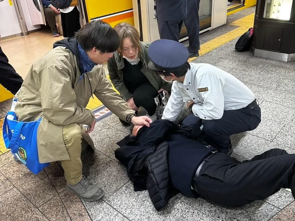 桃園市消防局龍潭分隊隊員張詠惟與楊昱修日前赴日旅行,在東京神田車站協助昏倒民眾,平時對日文有涉略的張詠惟(左1)在現場與傷者進行病情溝通、安撫情緒,也讓後續救護工作順利銜接。(桃園市消防局龍潭分隊提供)