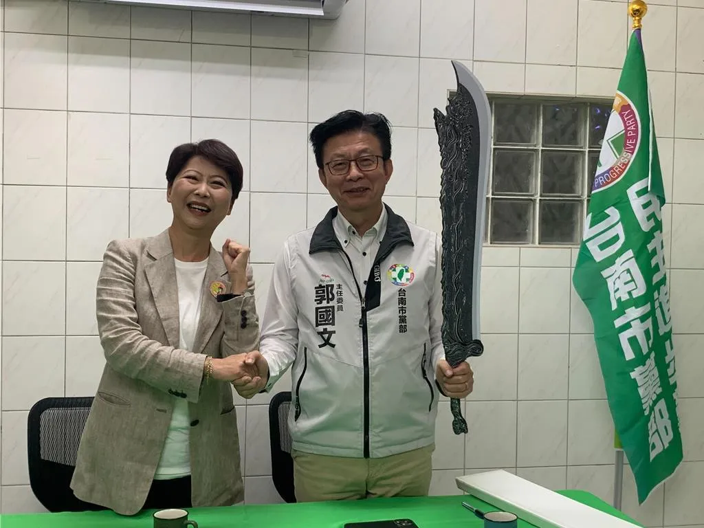 陳亭妃拜會台南市黨部主委郭國文。（圖／中時）