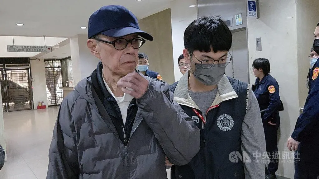 昶虹國際公司吳姓前董事長(左)涉犯證券交易法等案,17日遭檢調搜索約談。(圖/中央社)
