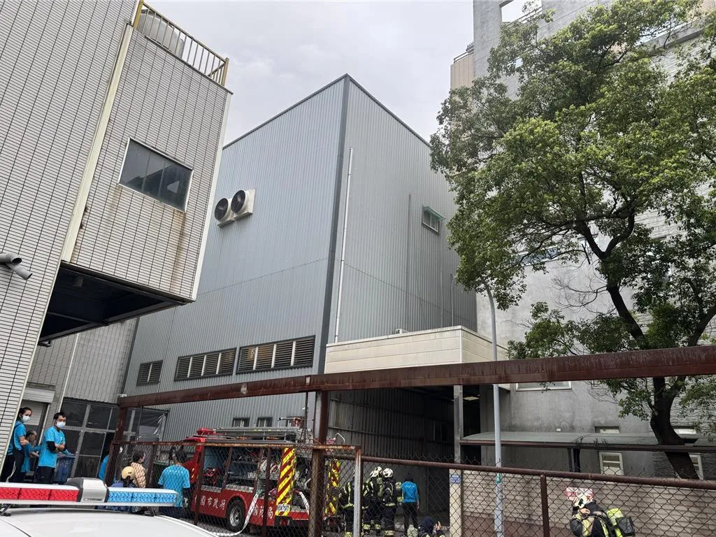 今（18）日下午17時許，桃園市八德區和平路一處鐵製品工廠突發火災，現場黑煙瀰漫。（圖／中國時報／民眾提供）