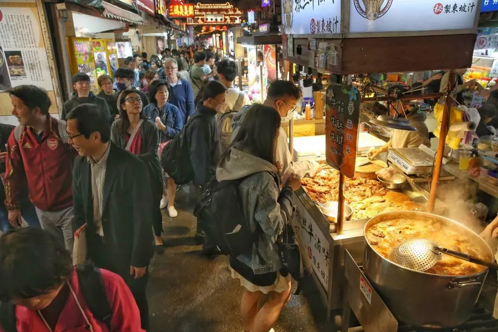 財政部表示，大眾化消費飲食店每月銷售額已達20萬元者，應依規定開立統一發票，按稅率5%課徵營業稅。（示意圖/資料照）