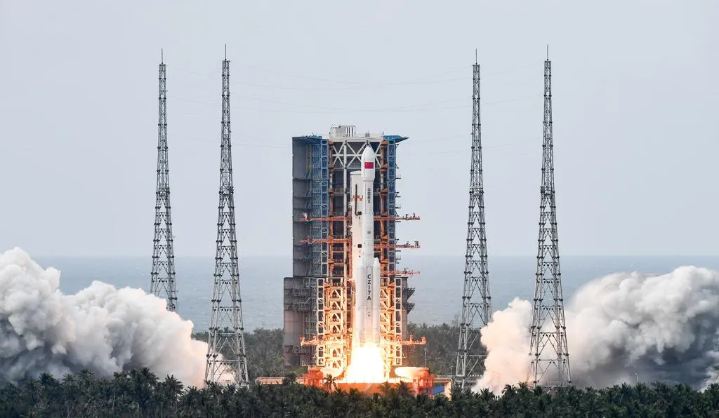 日媒分析數據發現，中國大陸的「遙感」系列衛星每10分鐘就掠過日本上空一次。圖為2025年9月9日發射的遙感45號衛星發射升空畫面。（圖／新華社）