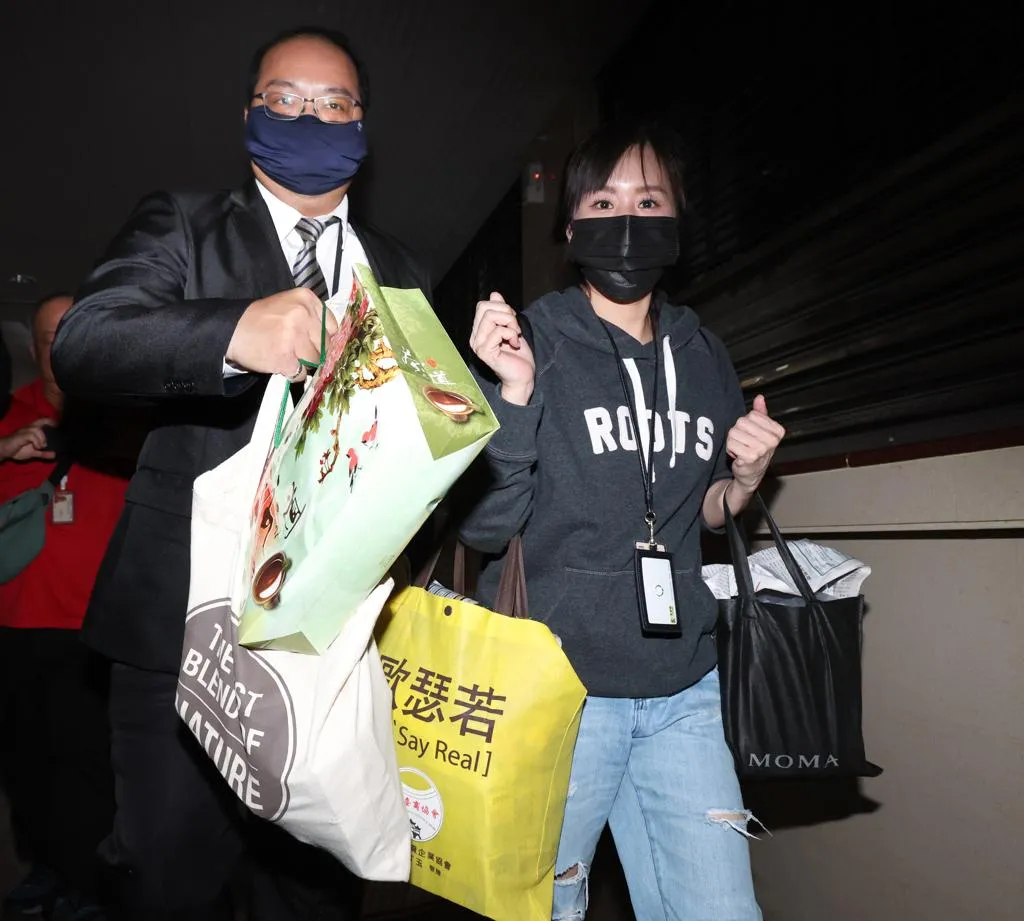 京華城案一審宣判後，威京集團主席沈慶京加保3千萬。26日晚間約9時30分左右，威京集團員工提著裝有現金的袋子抵達法院，準備辦理交保手續。（圖／中時提供）