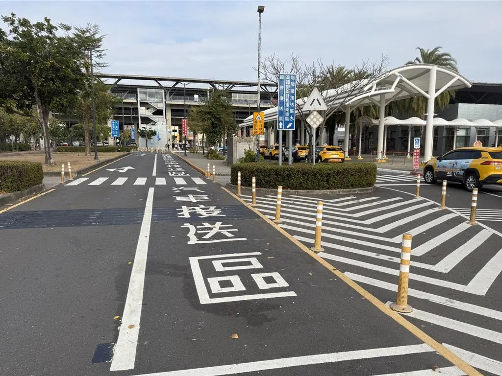 高鐵台南站的平台預約計程車上車區3月30日搬到3號出口旁，民眾不用再走大段路就能直接搭車。（圖／台南市交通局提供）