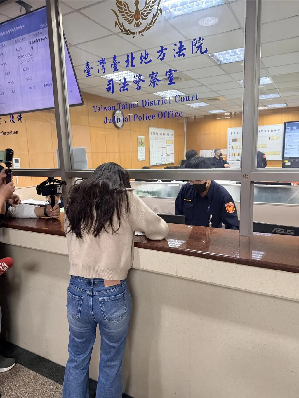 應曉薇的律師幫她辦理交保程序。（報系資料照）