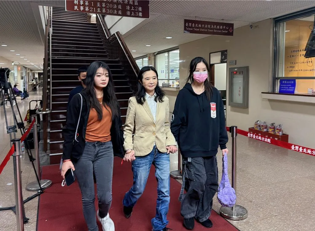台北市議員應曉薇在女兒的陪同下走出法院。（報系資料照）