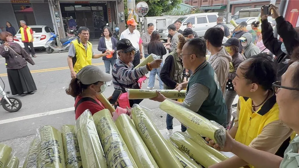 為迎接即將於4月12日起駕的白沙屯媽祖進香活動，雲林縣崙背鄉一群信徒集資準備了1700條瑜伽睡墊，今明兩天發放。（圖／中國時報記者周麗蘭攝）