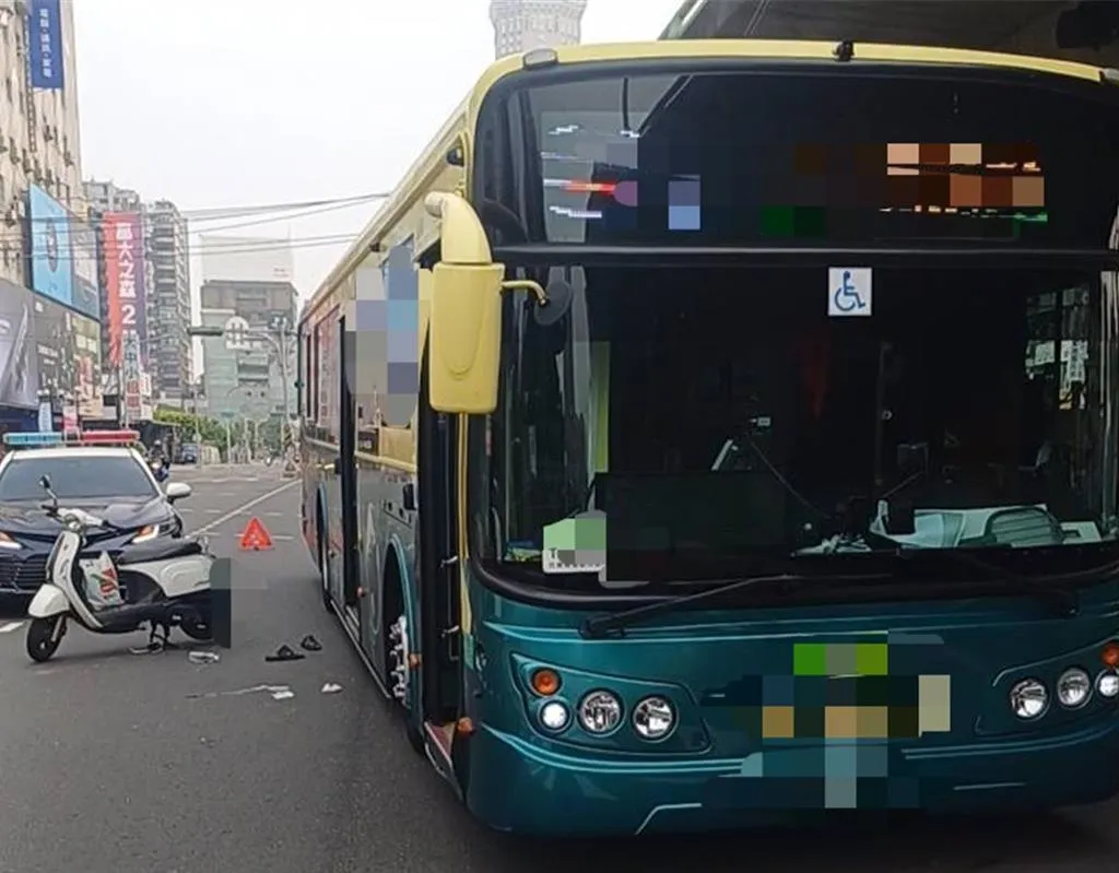 高雄市三民區一名72歲的張姓老翁，騎乘機車行經民族一路外側車道時，突然違規鬼切左轉與公車發生碰撞。（圖／警方提供）