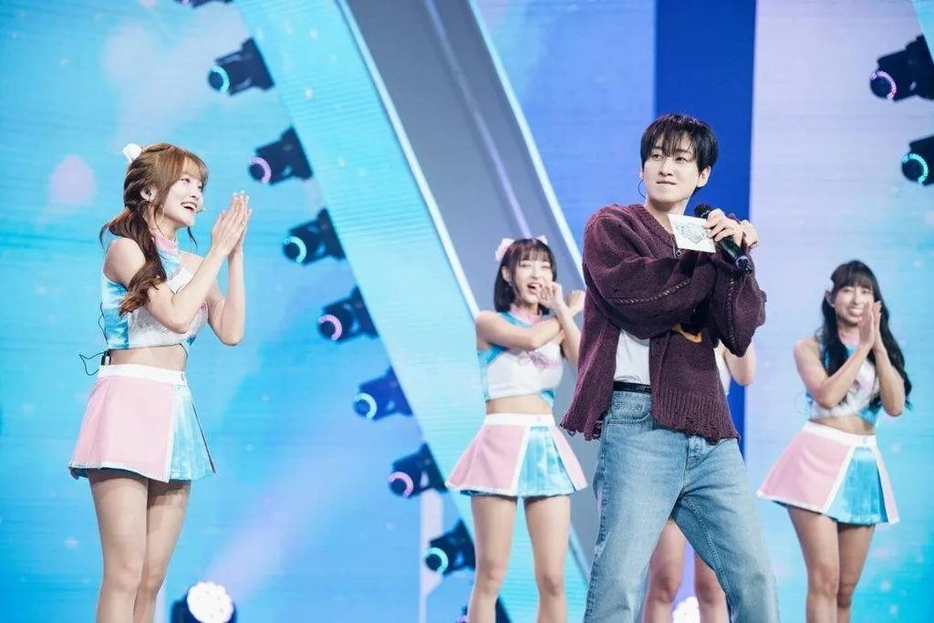 韓團Super Junior成員銀赫（前右）擔任選秀節目《宇宙啦啦隊》主持人，在節目中嘗試中職富邦悍將啦啦隊的「32撞」，才短短幾下就喊吃不消。（圖／緯來電視網提供）