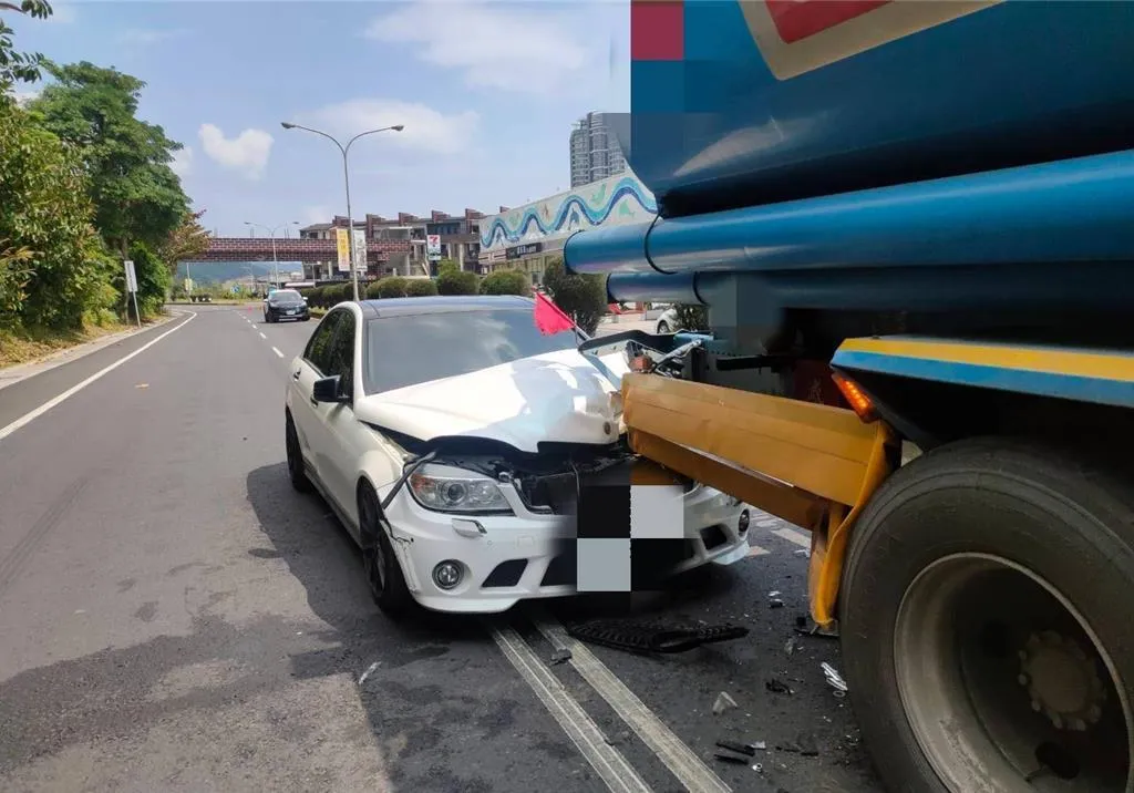 白色賓士車頭凹陷。(圖/警方提供)