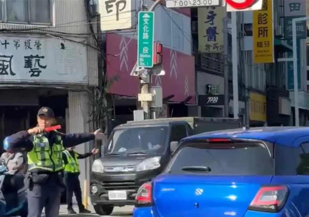新北市板橋區華興街與貴興街路口，以及縣民大道與華興街路口，將於3月31日下午4時至5時進行計畫性停電，届時交通號誌燈將暫停運作。（圖／板橋警分局提供）